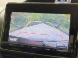 【バックカメラ】駐車時に後方がリアルタイム映像で確認できます。大型商業施設や立体駐車場での駐車時や、夜間のバック時に大活躍!運転スキルに関わらず、今や必須となった装備のひとつです!