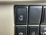 パワースライドドアの開閉はスマートキーのリモコンやドアノブは勿論、運転席側のスイッチ操作でも開閉ができ、安全・簡単です