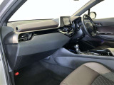 広々とした車内空間に優れた燃費性能。更にデザインも上質で人気のお車です!