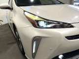 【LEDヘッドライト】悪天候や夜間走行時も良好な視界を確保し安心して運転できる高輝度LEDヘッドライトを装備!点灯速度が早く、消費電力も抑えられています。