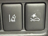 【車線逸脱警報システム(LDW)】クルマが車線を外れそうになると、システムが警報ブザーとインフォメーション画面表示でドライバーに注意を促します。機能には限界があるためご注意ください。