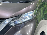 【LEDヘッドライト】悪天候や夜間走行時も良好な視界を確保し安心して運転できる高輝度LEDヘッドライトを装備!点灯速度が早く、消費電力も抑えられています。