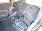 ◆チップアップ&ダイブダウン機構付【ULTR SEAT】は後席座面を左右分割で跳ね上げることができます。トランクで積載できない背の高い荷物をラクラク収納できます。ホンダ車ならではの人気装備です。