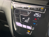 【オートエアコン】一度お好みの温度に設定すれば、車内の温度を検知し風量や温度を自動で調整。暑い&hellip;寒い&hellip;と何度もスイッチ操作をする必要はありません。快適な車内空間には必須の機能ですね♪