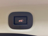 【パワーバックドア】スマートキーや運転席のボタンを押すだけでリアゲートが自動で開閉します!荷物を持っている時や、高い位置にあるバックドアを閉める際に便利な機能です♪