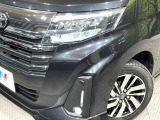 【LEDヘッドライト】悪天候や夜間走行時も良好な視界を確保し安心して運転できる高輝度LEDヘッドライトを装備!点灯速度が早く、消費電力も抑えられています。