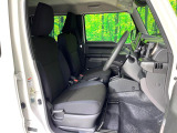 運転席まわりには十分なスペースがあり、大柄な方でもゆったり運転していただける環境です。