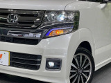 【LEDヘッドライト】悪天候や夜間走行時も良好な視界を確保し安心して運転できる高輝度LEDヘッドライトを装備!点灯速度が早く、消費電力も抑えられています。