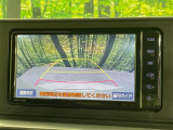 【バックカメラ】駐車時に後方がリアルタイム映像で確認できます。大型商業施設や立体駐車場での駐車時や、夜間のバック時に大活躍!運転スキルに関わらず、今や必須となった装備のひとつです!
