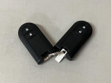 電子カードキーを携帯していれば、ドアハンドルやバックドアのリクエストスィッチを押すだけでドアの施錠、開錠が行えます。電子カードキーがないとエンジンが始動しない、盗難防止に役立つイモビライザー機能付