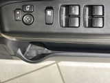【電動格納ミラー】サイドミラーは電動格納式となっており、狭い駐車場でもキズがつくリスクを抑えられます。