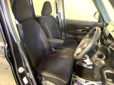 運転席まわりには十分なスペースがあり、大柄な方でもゆったり運転していただける環境です。