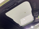 【ガラスルーフ】ガラスルーフ搭載で車内の解放感が一気にアップ!開放的なドライブをお楽しみいただけます。