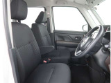 【フロントシート】運転しやすいドライバーズコックピット!ドライブが楽しくなります。