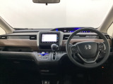車内は光触媒抗菌消臭施工済です。スタイリッシュなデザインで暖かみのあるインパネ周りを演出します。グローブボックスやカップホルダーのほかにトレーなどたくさんの収納スペースが装備されています。