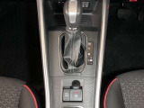 電動パーキングが付いておりオート機能をONにし、シフトレバーを「P」ポジションに入れると自動で作動します。また、アクセルを踏むと自動で解除されます。