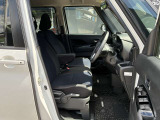 運転席・助手席の間には肘置きがあるので、ゆったり運転できます!