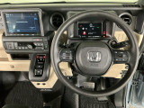 【ハンドル】運転にかかわる様々な操作を安全に行えるように視点移動が少なく操作性に配慮されたスイッチ類が凝縮されたコックピットです。