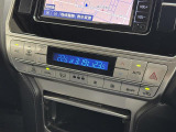 【左右独立オートエアコン】左右独立型、いわゆるデュアルエアコンです。運転席と助手席でそれぞれお好みの温度を設定可能です。