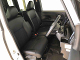 運転席の座面高さを調整できるシートリフターが付いています。フロントシートはベンチシートを採用で、座面も広く使い勝手もいいですよ♪