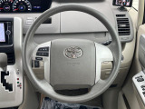 インテリアに合わせたデザインのステアリングは、運転される方のことも考え、運転しやすい形状、大きさです。是非一度、実際に触ってお確かめください。