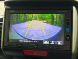 【バックカメラ】駐車時に後方がリアルタイム映像で確認できます。大型商業施設や立体駐車場での駐車時や、夜間のバック時に大活躍!運転スキルに関わらず、今や必須となった装備のひとつです!