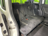 後部座席も気になるようなキズ・汚れやへたり等、大きなダメージはなく、良好な状態です。