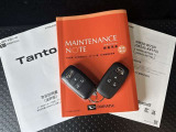 メンテナンスノート、取扱説明書ですね。 車の情報が凝縮されています。 車の整備記録が記載されている大事な物ですよ。