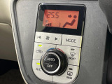 【オートエアコン】一度お好みの温度に設定すれば、車内の温度を検知し風量や温度を自動で調整。暑い&hellip;寒い&hellip;と何度もスイッチ操作をする必要はありません。快適な車内空間には必須の機能ですね♪