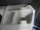 運転席側の手の届きやすい位置にドリンクホルダーが付いています。