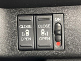 【両側パワースライドドア】スマートキーや運転席のスイッチで後席両側スライドドアの開閉が可能♪電動だから力を入れてドアを開ける必要が無く、小さなお子様でも簡単に開け閉めでき快適です♪