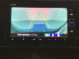 バックでの車庫入れも安心です! リアカメラが付いているバックモニター付のナビを装備しております。操作線もついており距離感も画面から確認できます。