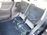 ◆チップアップ&ダイブダウン機構付【ULTR SEAT】は後席座面を左右分割で跳ね上げることができます。トランクで積載できない背の高い荷物をラクラク収納できます。ホンダ車ならではの人気装備です。