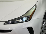 【LEDヘッドライト】悪天候や夜間走行時も良好な視界を確保し安心して運転できる高輝度LEDヘッドライトを装備!点灯速度が早く、消費電力も抑えられています。