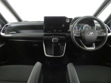 運転席・助手席を入れたインストルメントパネル全体画像です。