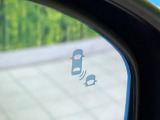 【ブラインドスポットインフォメーション】走行中、ドアミラーの死角になりやすい箇所に後続車が接近するとサイドミラー付近に警告を表示、ドライバーに注意喚起をしてくれます。