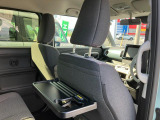 リヤシートも全車消毒済み。前に便利な【パーソナルテーブル】も装備。