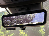 【デジタルインナーミラー】後席の大きな荷物や同乗者で後方が確認しづらい時でも安心!カメラが撮影した車両後方の映像をルームミラー内に表示。クリアな視界で状況の確認が可能です!