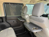 車内で軽食がとれる便利なテーブルがついています!