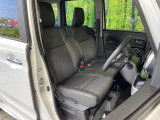 運転席まわりには十分なスペースがあり、大柄な方でもゆったり運転していただける環境です。