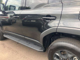 【サイドビュー】ステップの幅もありアシストグリップもついておりますので、車の乗り降りも安心です。