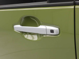 電子キーをカバンやポケットに持っていれば、ドアハンドルやバックドアに付いているボタンを押すだけでドアの開閉ができます。手が塞がっている時、カバンの中からカギを探す必要がありません。