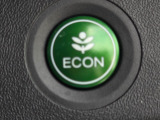 ワンタッチで省燃費走行をサポートするECONスイッチを装備。