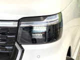 【LEDヘッドライト】悪天候や夜間走行時も良好な視界を確保し安心して運転できる高輝度LEDヘッドライトを装備!点灯速度が早く、消費電力も抑えられています。