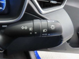 スイッチをオートに設定しておけば、車外の明るさに応じて自動的にヘッドランプを点灯・消灯します。夕暮れ時やトンネルの続く山道などを走行する時に便利なコンライトを装備しています。