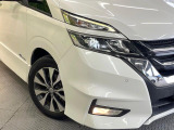 【LEDヘッドライト】悪天候や夜間走行時も良好な視界を確保し安心して運転できる高輝度LEDヘッドライトを装備!点灯速度が早く、消費電力も抑えられています。