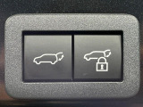 【パワーバックドア】スマートキーや運転席のボタンを押すだけでリアゲートが自動で開閉します!荷物を持っている時や、高い位置にあるバックドアを閉める際に便利な機能です♪