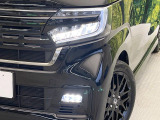 【LEDヘッドライト】悪天候や夜間走行時も良好な視界を確保し安心して運転できる高輝度LEDヘッドライトを装備!点灯速度が早く、消費電力も抑えられています。