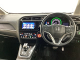 車内は光触媒抗菌消臭施工済です。スタイリッシュなデザインでスポーティなインパネ周りを演出します。グローブボックスやカップホルダーのほかにトレーなどたくさんの収納スペースが付いています。