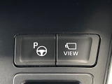 【リモート機能つきアドバンストパーク】専用スマートフォンアプリの使用で、車外から遠隔駐車・出庫が可能な先進機能。広い場所で乗り降りしたい時に便利です♪